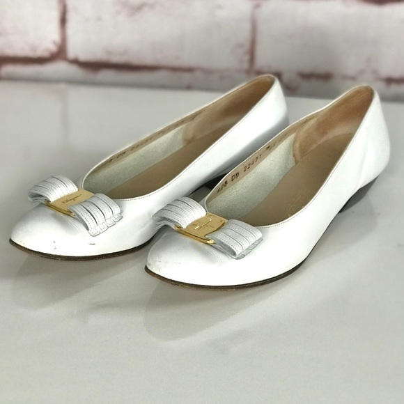 Vintage SALVATORE FERRAGAMO Niccola White Leather Flats bow buckle Size 6.5 AA - Picture 2 of 13